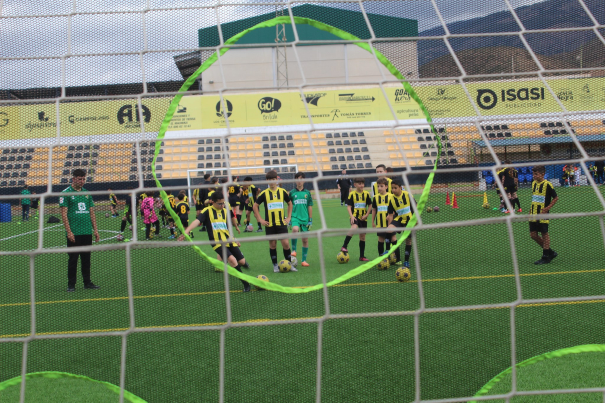 Niños jugando al fútbol en el campus