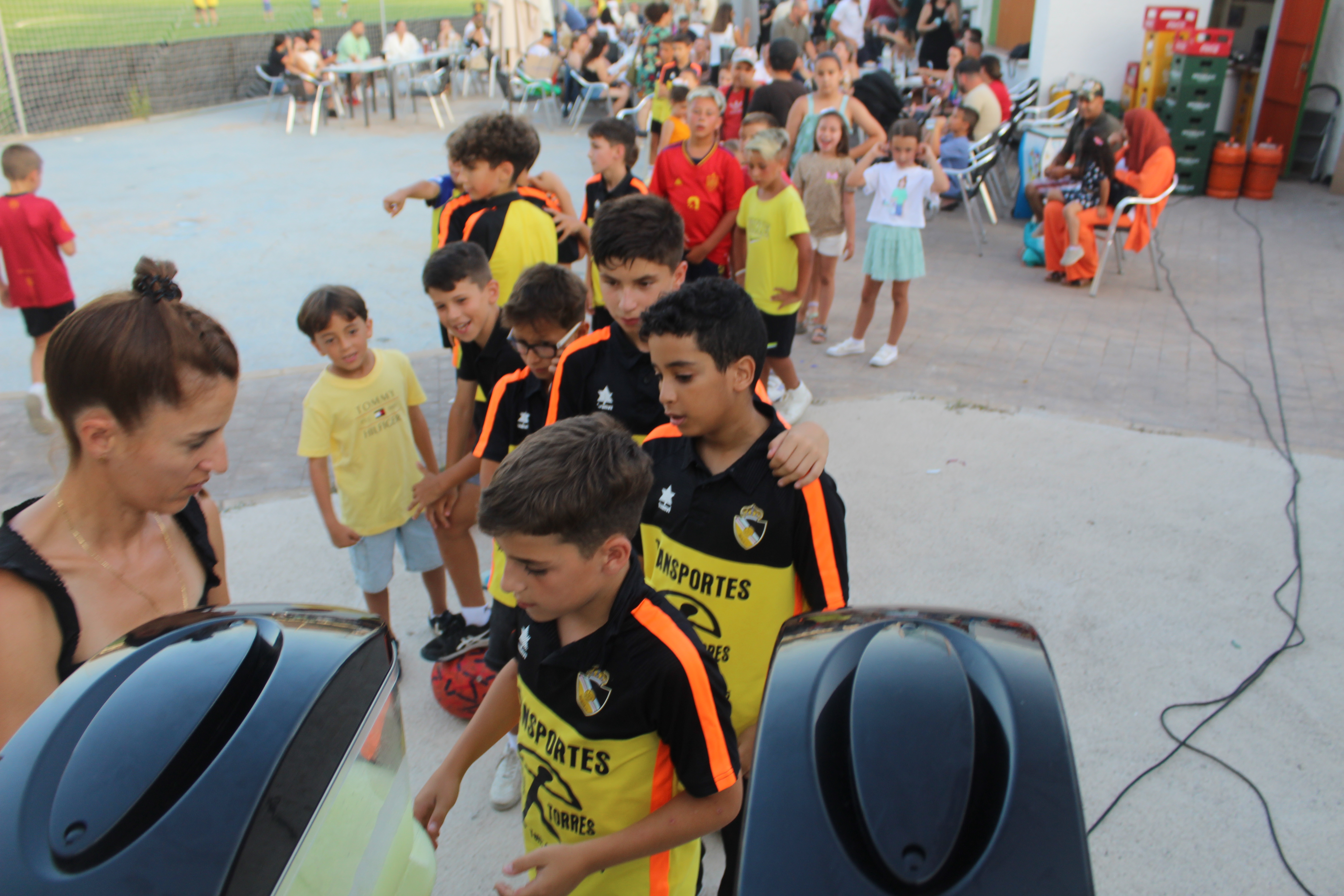 Jugadores Berja CF bebiendo en la fiesta fin de temporada 2024-25