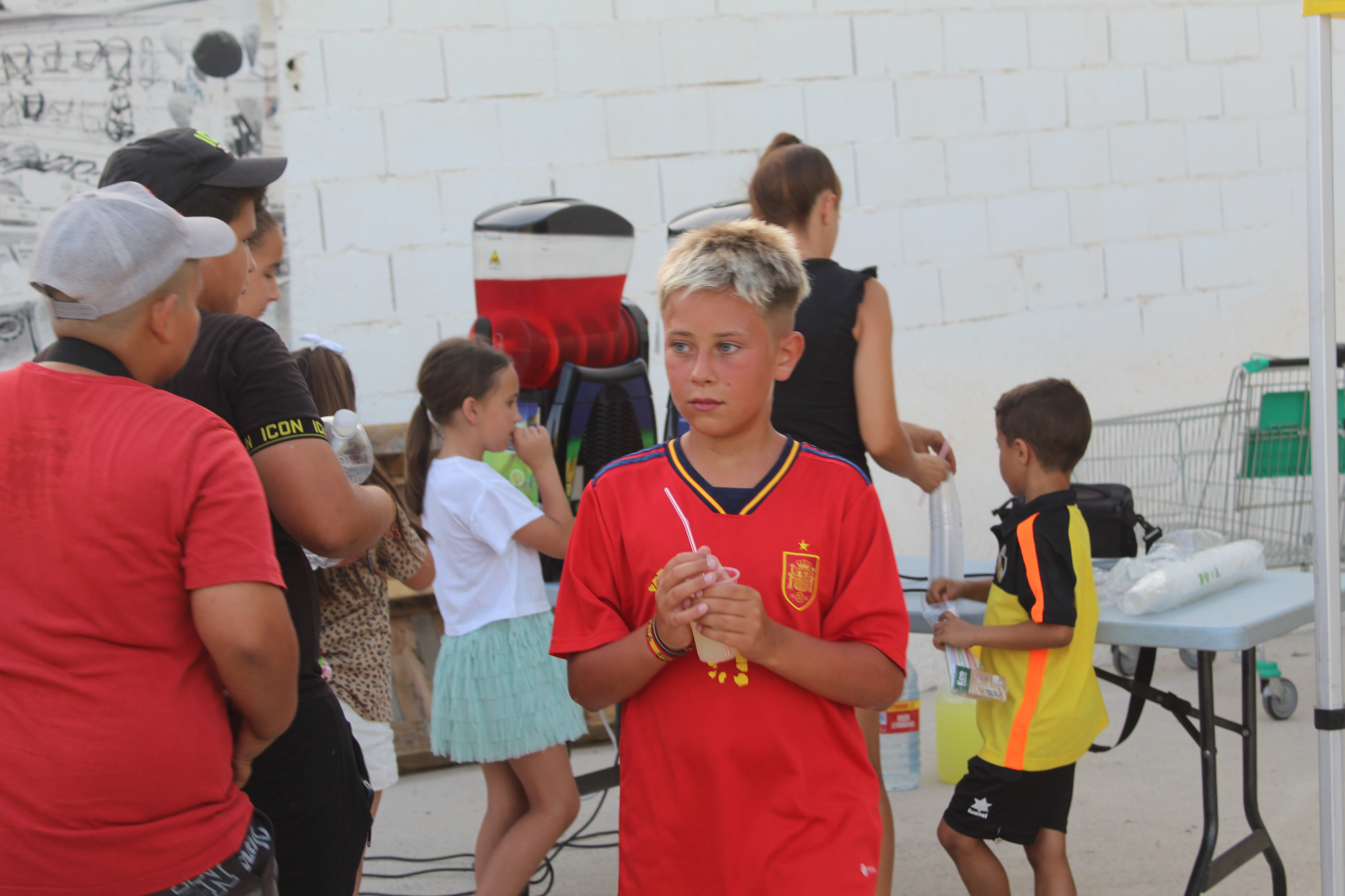 Jugador Berja CF bebiendo en la fiesta fin de temporada 2024-25