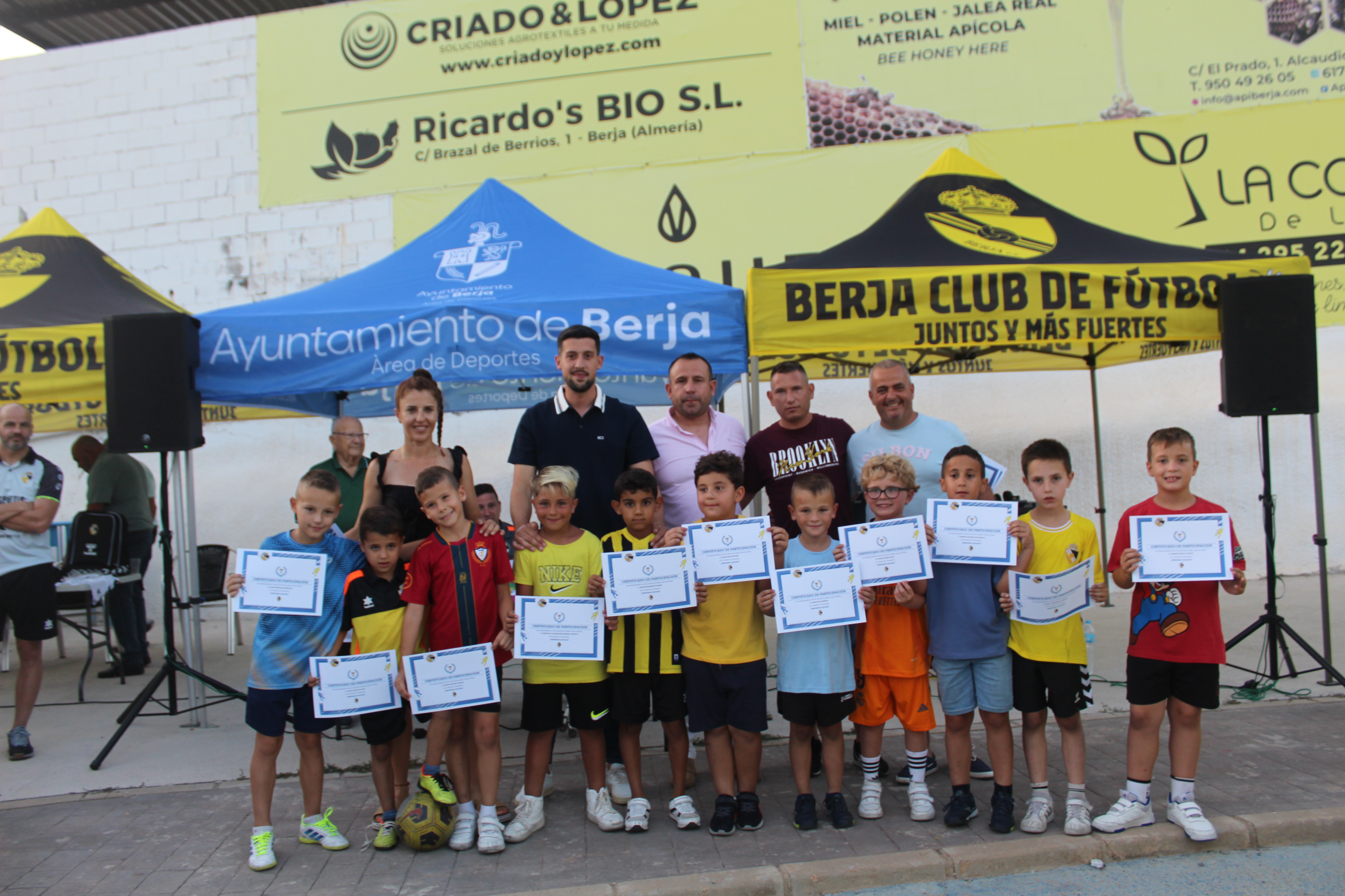 Jugador Berja CF bebiendo en la fiesta fin de temporada 2024-25